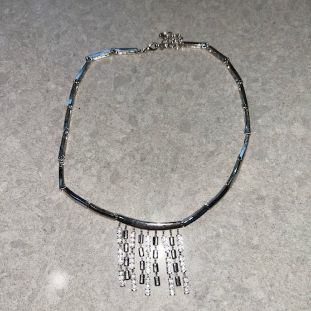 Excellent Statement Necklace Silver Colored Drop Rhinestones